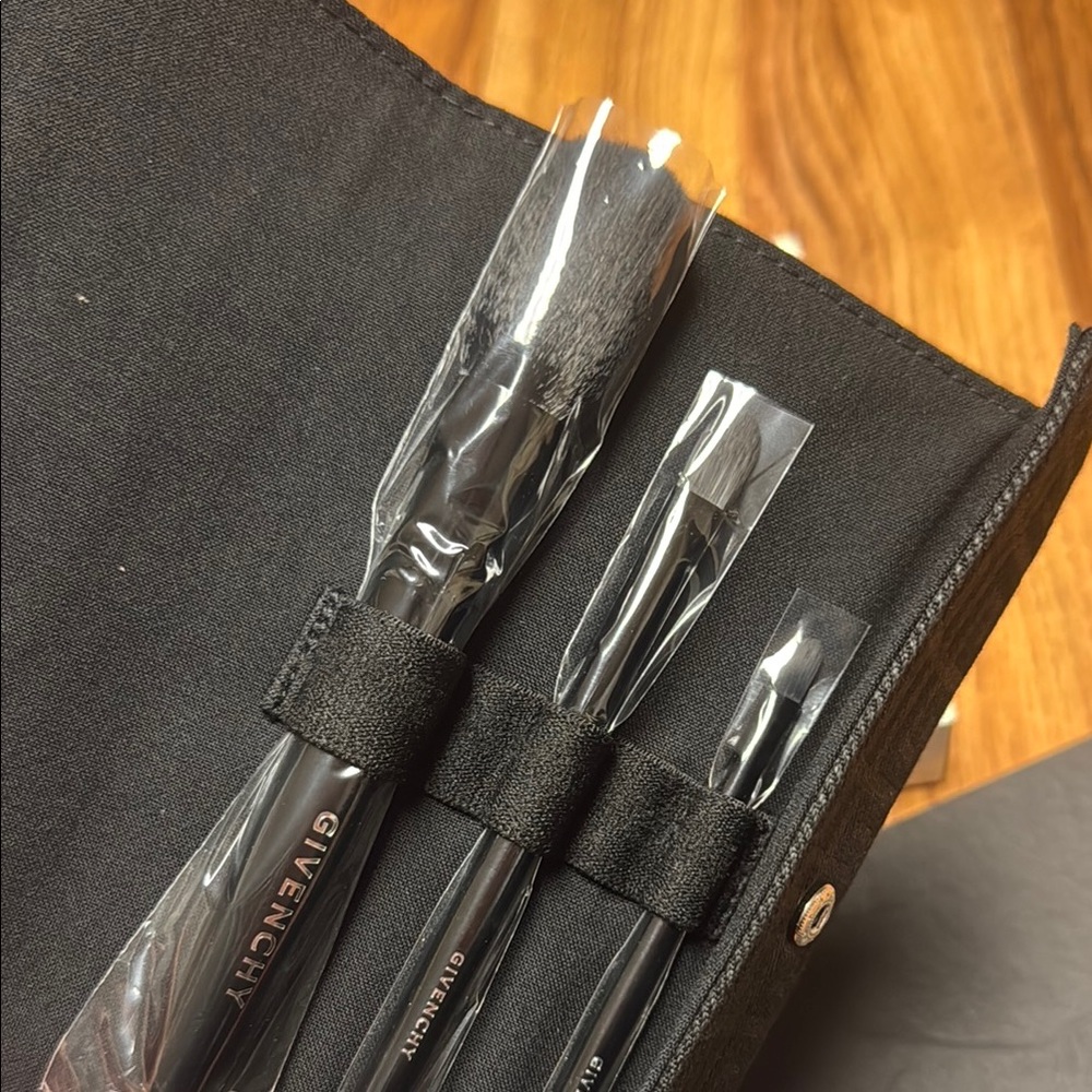 Givenchy set of makeup brushes with case. - Picture 4 of 5